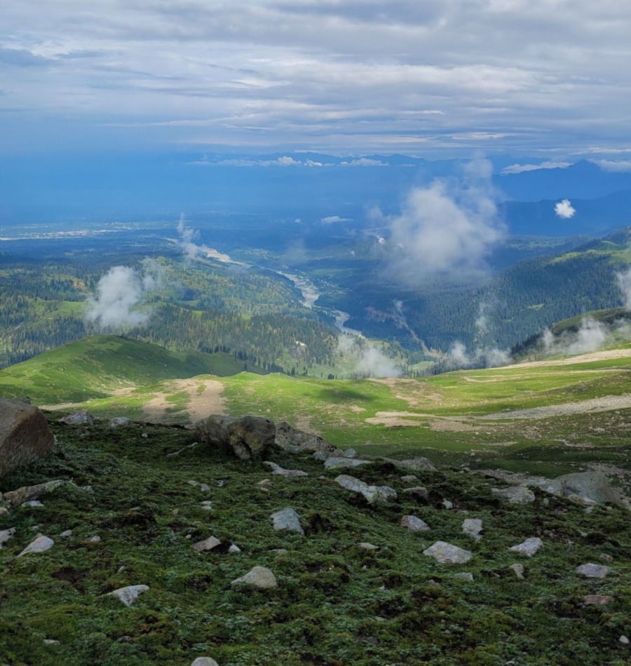 Gulmarg to Sinthan Top Distance