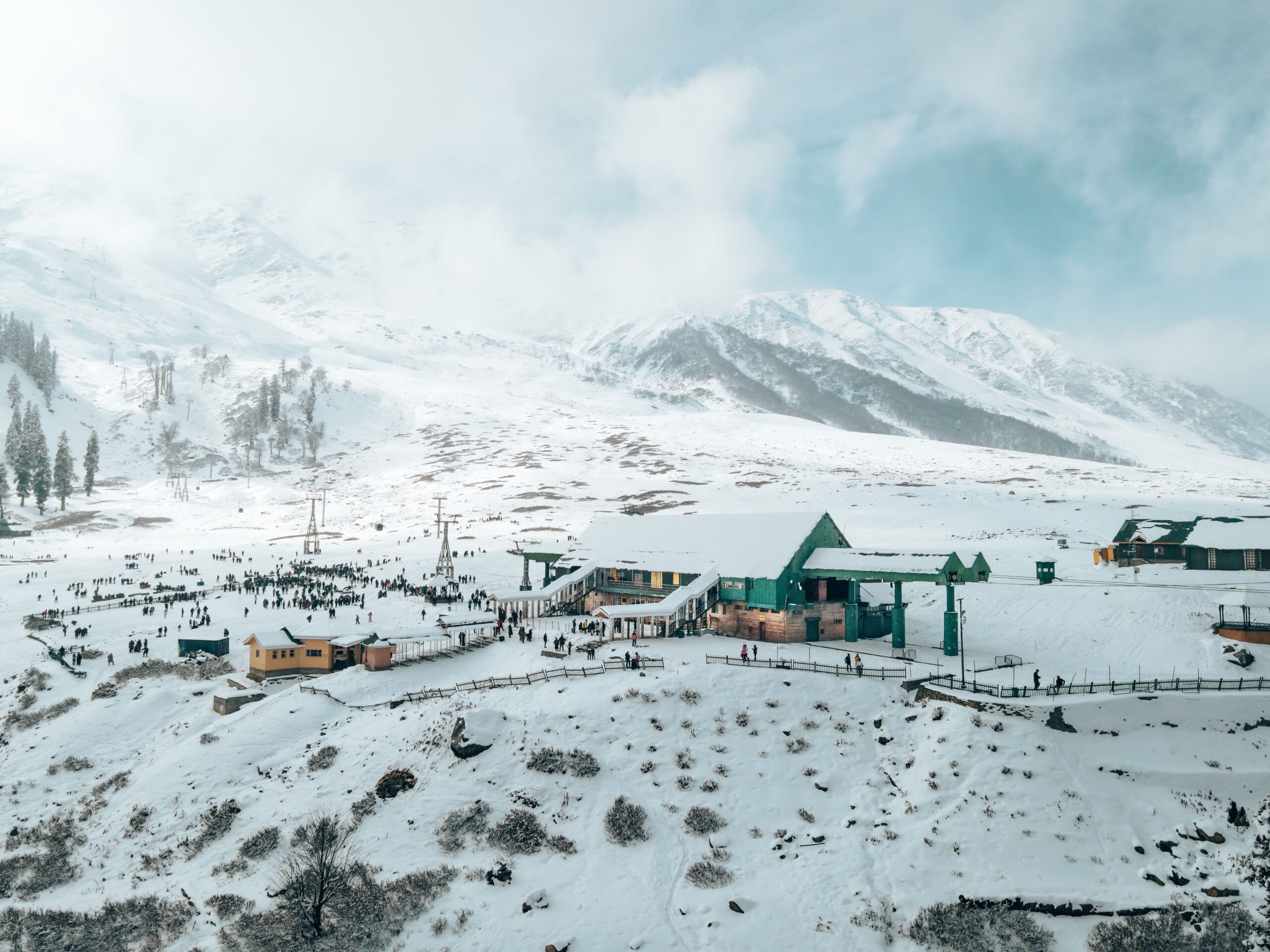 Lucknow to Gulmarg Distance